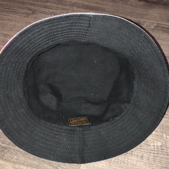 A vacation bucket hat - Picture 3 of 3